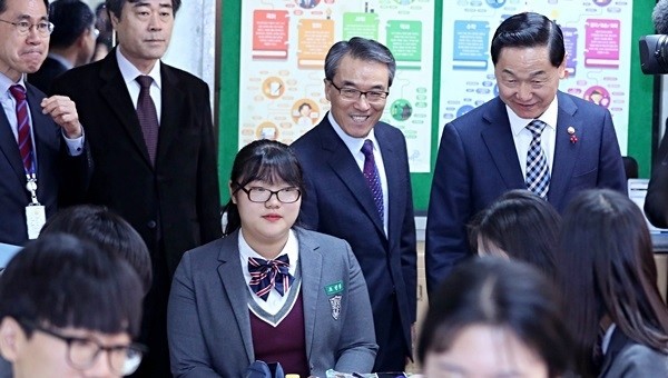 김상곤 사회부총리 겸 교육부장관이 27일 오후 고교학점제 선택형 교육과정 우수학교인 서울 강서구 한서고등학교를 방문해 수업 참관을 하고 있다.