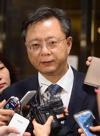 가족회사 '정강' 공금 유용 등 각종 비위 의혹이 제기된 우병우 전 청와대 민정수석비서관이 7일 오전 서울 서초동 서울중앙지방검찰청에서 피의자 신분으로 소환 조사를 받은 뒤 귀가하며 취재진의 질문에 답하고 있다. @뉴시스