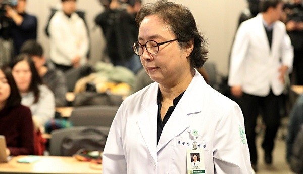 신생아 4명이 잇달아 숨지는 사건이 발생한 17일 오후, 서울 양천구 이대목동병원에서 정혜원 이대목동병원장(사진)은 사과문을 발표했다.