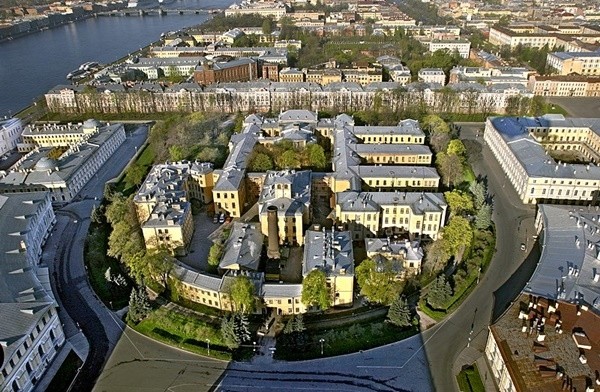 우윤근 대사는 러시아 상트페테르부르크대학교대학원 정치학과를 졸업한 러시아 전문가이다.