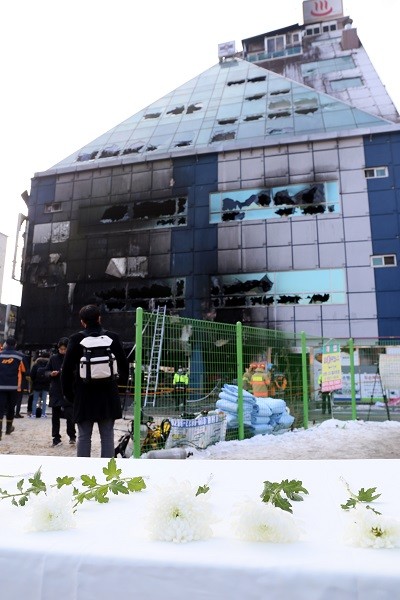 지난 21일 오후 3시 53분께 충북 제천시 하소동의 한 스포츠센터에서 불이 나 수십명의 인명피해가 났다. (사진제공=뉴시스)