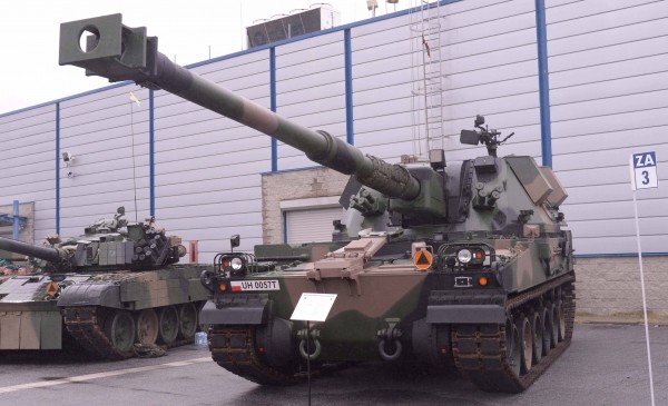 지난 8월 강원 철원군 지포리사격장에서 발생한 K-9 자주포 폭발사고의 원인이 일부 부품의 복합적인 결함으로 발생했다는 조사결과가 26일 나왔다.