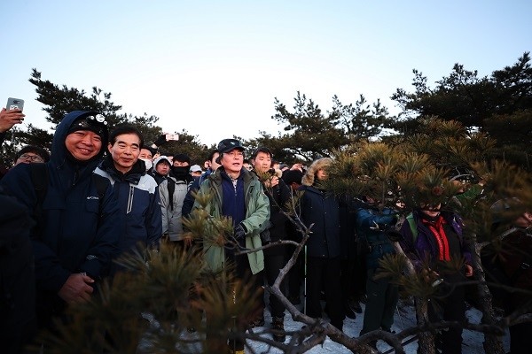 문재인 대통령이 1일 새벽 2018년 새해맞이를 위해 북한산에 올라 사모바위에서 시민들과 일출을 감상하고 있다. (사진제공=뉴시스)