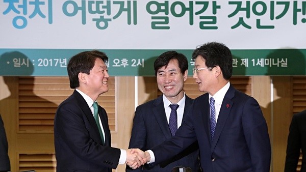 이에 따라 직접 투표와 함께 케이보팅 시스템을 활용한 사전 전자투표 방식으로 통합 전대를 추진하려던 국민의당 통합파의 계획에 차질이 생겨 대책 마련이 시급해졌다. 사진은 안철수(왼쪽) 국민의당 대표와 유승민(오른쪽) 바른정당 대표가 악수하는 모습.
