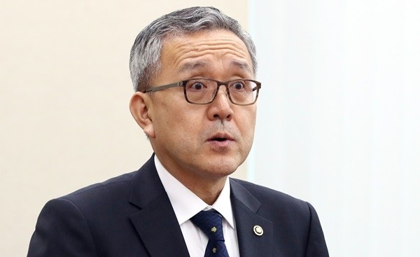 정부의 근무 혁신으로 인해 앞으로 공무원들은 초과근무를 하면 그 시간만큼 단축근무를 하거나 연가로 활용할 수 있게 되고, 장기휴가 사용이 가능해지는 등 복무 환경이 개선될 전망이다.  이번 대책은 지난해 9월부터 김판석 인사처장(사진)을 단장으로 구성된 범정부 근무혁신 태스크포스(TF)에서 수립됐다.