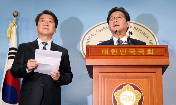 안철수 국민의당 대표와 유승민 바른정당 대표가 ‘통합개혁신당’(가칭)을 만들겠다고 공식 선언했다. (사진=뉴시스 제공)