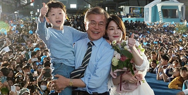 대통령 딸 문다혜씨는 지난해 대선 하루 전날인 5월 8일 문재인 대통령의 마지막 유세 현장에 8살 된 아들과 함께 광화문광장 무대에 등장해 모두를 깜짝 놀라게 했다. (사진제공=뉴시스)