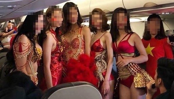 29일 현지 언론과 AFP 통신 등에 따르면 비엣젯은 중국에서 열린 아시아축구연맹(AFC) U-23(23세 이하) 챔피언십에서 준우승한 박항서 감독의 베트남 축구대표팀 귀국 특별기에서 대표팀을 축하하기 위해 비키니 차림의 모델들을 태웠다. (사진=SNS 캡쳐)