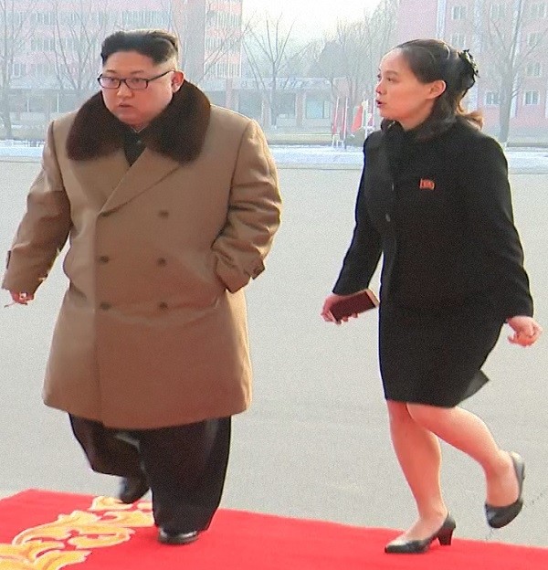 김정은 위원장과 함께 이동하는 김여정. (사진=뉴시스 제공)