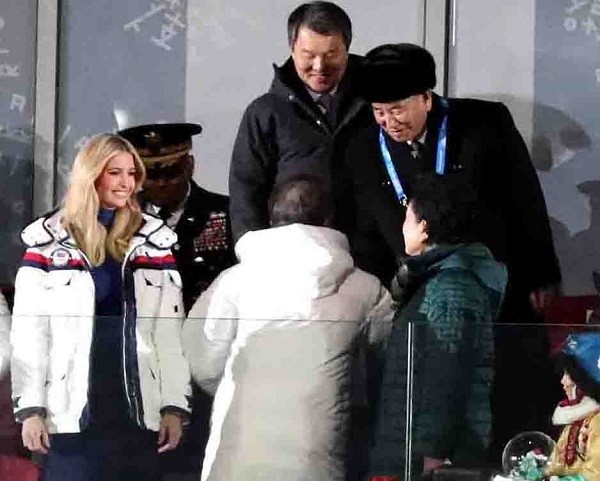 인사하는 문재인 대통령과 북한 김영철 부위원장. (newsis)