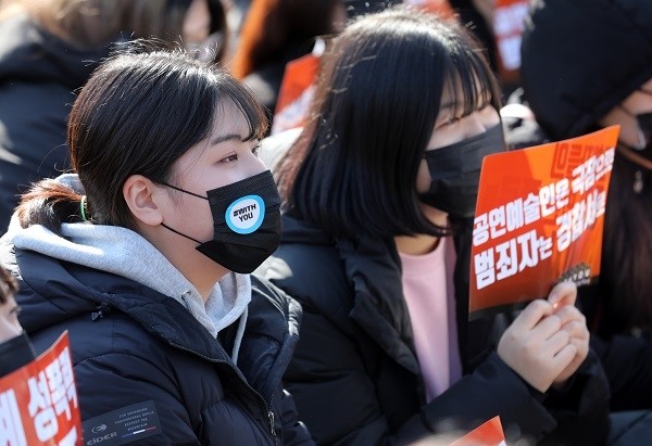 지난 25일 연극·뮤지컬 일반 관객들이 성폭력 피해자들의 미투(#MeToo)운동을 지지하는 '연극뮤지컬관객 #WithYou 집회'를 하고 있다.(사진=newsis)