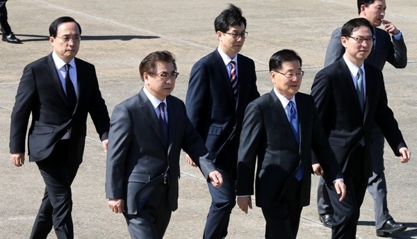 정의용 수석대북특사(국가안보실장)와 서훈 국가정보원장, 천해성 통일부 차관, 김상균 국정원 2차장, 윤건영 청와대 국정상황실장 등 특사 4명, 실무진 5명으로 구성된 대북 특별사절 대표단이 북한 방문을 앞둔 5일 오후 경기도 성남 서울공항에서 특별기 탑승을 위해 이동하고 있는 모습. (사진=newsis)