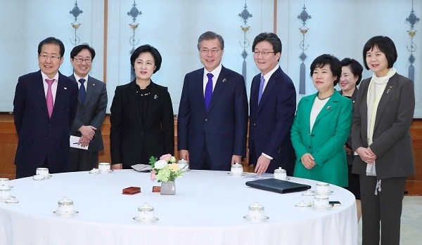 여야 5당 대표와 만난 문재인 대통령. (newsis)