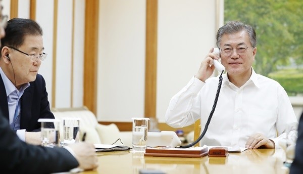 문재인 대통령이 1일 밤 청와대 관저에서 도널드 트럼프 미국 대통령과 통화를 하고 있다. (사진=청와대)