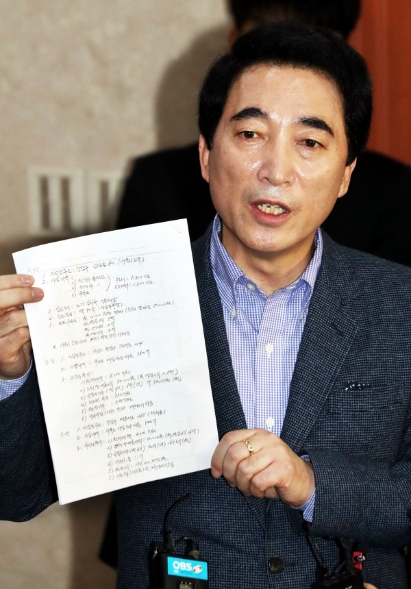 더불어민주당 소속 박수현 충남지사 예비후보는 11일 서울 여의도 국회 정론관에서 "여성당직자 특혜공천 및 불륜 의혹이 날조된 거짓이며 청와대 대변인 재직 시 부정청탁을 거절했다가 보복성 정치공작에 시달리고 있다"고 주장했다.(사진=newsis)