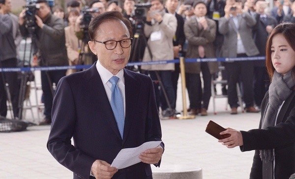 검찰에 출두한 이명박 전 대통령. (newsis)