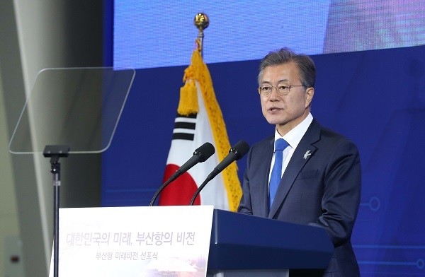 문재인 대통령이 16일 부산 신항 배후단지 물류창고에서 열린 부산항 미래비전 선포식에서 인사말하고 있다. (newsis)