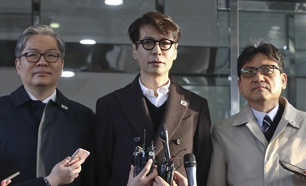 윤상(가운데) 예술단 음악감독이 20일 오전 남한 예술단 평양공연과 관련 실무접촉을 위해 서울 종로구 남북회담본부를 나서고 있다. 왼쪽부터 박형일 통일부 국장, 윤 음악감독, 박진원 청와대 행정관. (newsis)