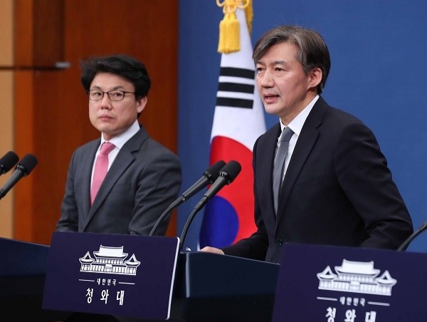 조국 민정수석이 20일 청와대 춘추관 대브리핑룸에서 문재인 대통령이 발의할 개헌안 중 헌법 전문과 기본권에 대해 발표하고 있다. (사진=newsis)