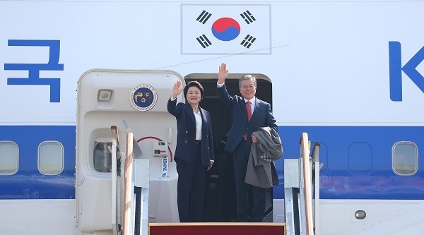 문재인 대통령과 김정숙 여사가 22일 오전 경기도 성남시 서울공항에서 베트남으로 출국하기 위해 전용기에 올라 손흔들어 인사하고 있다. (newsis)