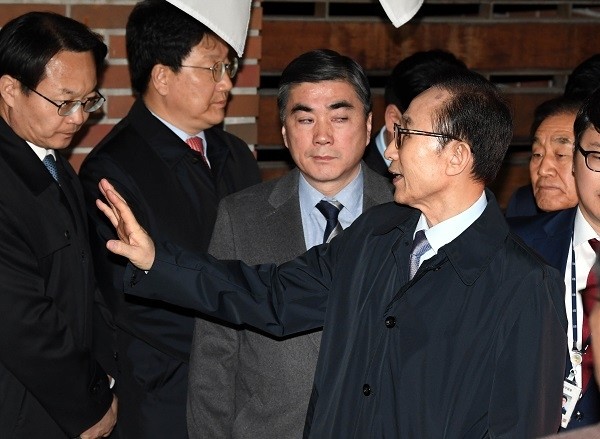 뇌물수수 등의 혐의로 구속영장이 발부된 이명박 전 대통령이 23일 오전 서울 강남구 논현동 자택에서 나와 동부구치소로 향하며 측근들과 인사를 하고 있다. (newsis)