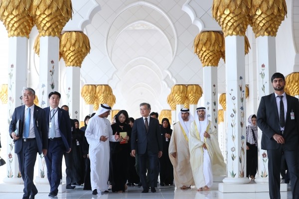 문재인 대통령과 부인 김정숙 여사가 24일 아랍에미리트 아부다비 그랜드모스크를 방문해 둘러보고 있다.(newsis)