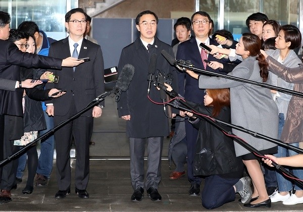 29일 오전 서울 종로구 남북회담본부에서 우리 측 수석대표인 조명균(가운데) 통일부 장관과 천해성(왼쪽) 통일부 차관, 윤영찬 청와대 국민소통수석이 남북 고위급 회담장소로 출발 전 취재진의 질문에 답하고 있다. (newsis)