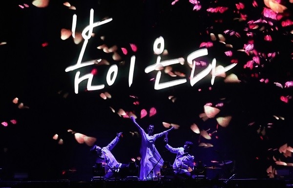 1일 오후 평양 동평양대극장에서 '봄이 온다'라는 주제로 '남북평화협력기원 남측예술단이 최종 리허설을 하고 있다. (newsis)