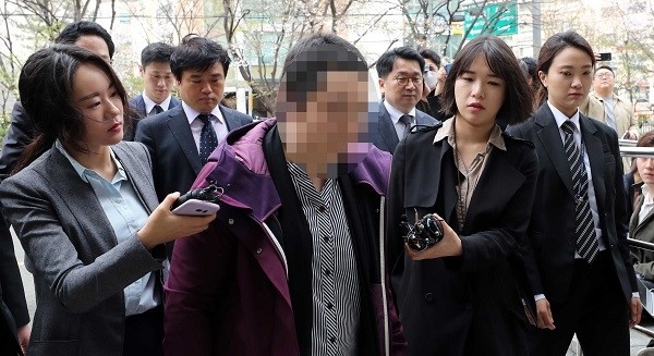 이대목동병원 신생아 4명 집단 사망과 관련, 주치의 조수진 교수가 영장실질심사를 받기 위해 서울 양천구 서울남부지방법원에 출석하고 있다. (사진=newsis)