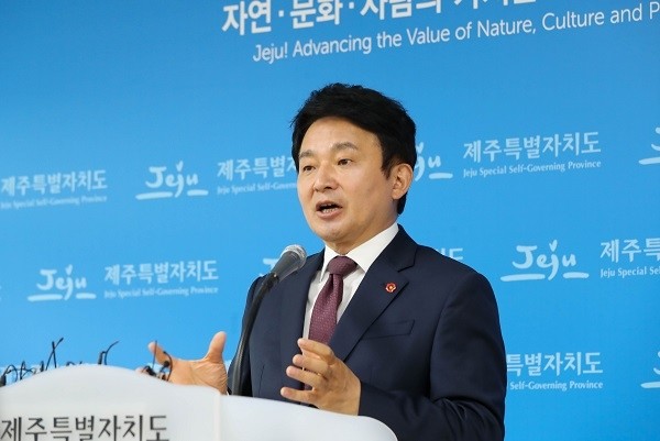 원희룡 제주특별자치도지사가 10일 오후 제주도청 3층 기자실에서 기자회견을 열어 바른미래당 탈당 선언을 하고 있다. (사진=newsis)