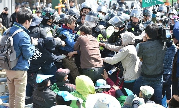 12일 오전 경북 성주군 초전면 소성리 진밭교에서 경찰이 사드(THAAD·고고도미사일방어체계) 기지의 생활공간 개선을 위한 건설장비·자재 반입을 막으려는 주민과 종교단체 회원들을 강제해산시키고 있다. (사진=newsis)