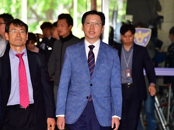 '댓글 조작 사건 의혹'과 관련해 4일 오전 경찰에 출석하고 있는 김경수 더불어민주당 의원. (사진=newsis)