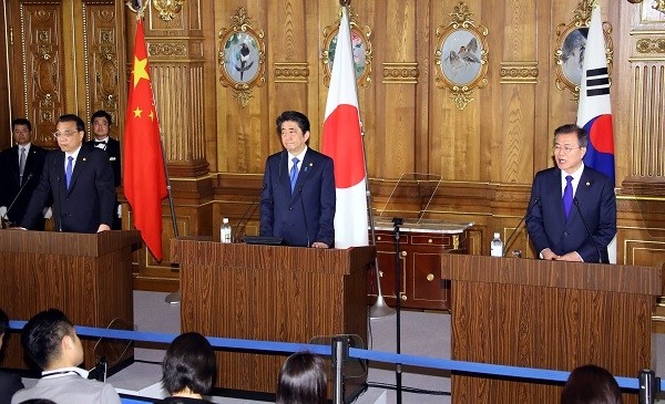 문재인 대통령이 아베 신조 일본 총리, 리커창 중국 총리와 9일 오전 일본 도쿄 모토아카사카 영빈관에서 열린 제7차 한·일·중 정상회의에서 기자회견을 열고 공동언론발표를 하고 있다.(사진=newsis)