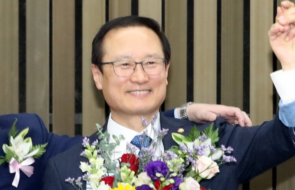 더불어민주당의 새 원내대표로 선출된 홍영표 의원.(사진=newsis)