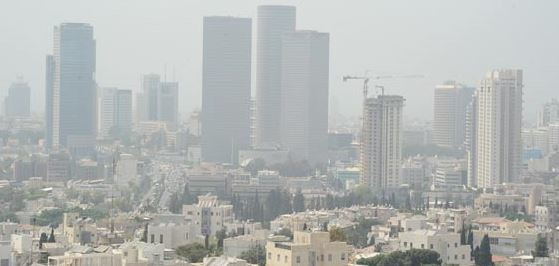 ▲ 한해동안 맑은 하늘을 바라볼 수 있는 날이 며칠이나 될까? 요즘은 야외활동을 할 때 비나 바람이 부는지를 걱정하는 것이 아니라 미세먼지 농도가 얼마나 치솟았는지를 확인한다.