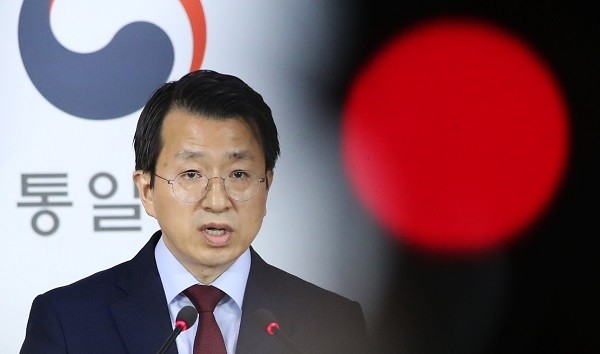남북고위급회담이 무기한 연기된 16일 오전 서울 종로구 정부서울청사 합동브리핑룸에서 백태현 통일부 대변인이 회담 연기와 관련된 통일부의 입장을 밝히고 있다. (사진=newsis)