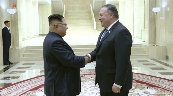 지난 9일 북한을 방문한 폼페이오 미 국무장관(오른쪽)과 김정은 북한 국무위원장(왼쪽).(사진=newsis)