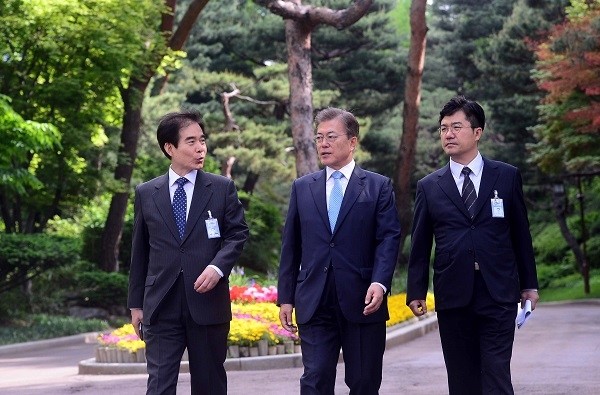 송인배 청와대 제1부속비서관. (오른쪽)