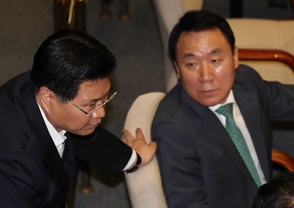 21일 체포동의안 투표 전 대화하는 홍문종(왼쪽) 의원과 염동열 의원. (사진=newsis)