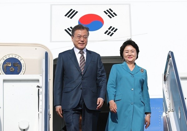 문재인 대통령과 김정숙 여사가 21일 오후(현지시각) 한미 정상회담을 위해 미국 메릴랜드주 앤드류스 합동기지에 도착해 전용기에서 내리고 있다. (사진=newsis)