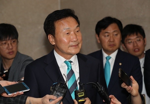 손학규 바른미래당 선대위원장이 25일 서울 여의도 국회 정론관앞에서 송파을 불출마에 대한 기자들의 질문에 답하고 있다. (사진=newsis)