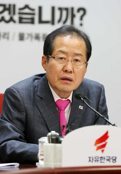 자유한국당 홍준표 대표가 27일 오후 서울 여의도 당사 회의실에서 문재인 대통령의 2차 남북정상회담 결과 발표 관련 기자회견을 하고 있다. (사진=newsis)