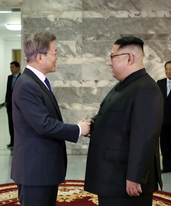 문재인 대통령과 김정은 북한 국무위원장이 지난 26일 판문점 북측 통일각에서 제2차 남북정상회담을 갖었다.(사진=청와대 제공)