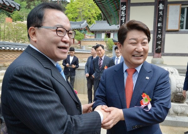 6·13 지방선거를 앞두고 보수의 심장부인 대구에 민주당 열풍이 거센 가운데 더불어민주당 임대윤(왼쪽) 후보와 자유한국당 권영진 후보(오른쪽) 간 지지율이 오차범위 내에서 접전 중이다.(사진=newsis)