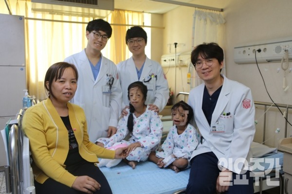 사진 앞줄 왼쪽부터 엄마 르킴엔씨, 언니 휴엔양, 동생 이엡양, 동산병원 성형외과 정운혁 교수