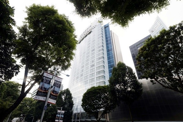 북미정상회담을 일주일 앞둔 5일 오후 김정은 북한 국무위원회 위원장의 숙소로 거론되는 세인트 레지스 호텔이 나무들 사이로 보이고 있다. 특별행사구역으로 지정된 권역 중심에는 회담장 후보로 거론됐던 샹그릴라 호텔이 자리 잡고 있으며, 김 위원장의 숙소로 거론되는 세인트 레지스 호텔 등도 있다.(사진=newsis)