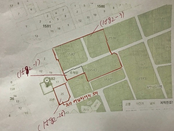 A모 서초구의원은 지난해 6월7일 서초구청장에게 보낸 서면질문서에서 서초3동 1582-3번지 일대 주택 건설 사업계획 승인과 관련 대가성 의혹을 제기했다. 하지만 서초구는 서초동 1582-1 주차장 및 서초동 1743-10 도로 부지에 대해 공유재산 및 물품관리법 제11조 및 시행령 제8조의 규정에 의거 용도폐지 결정했다고 밝혔다.