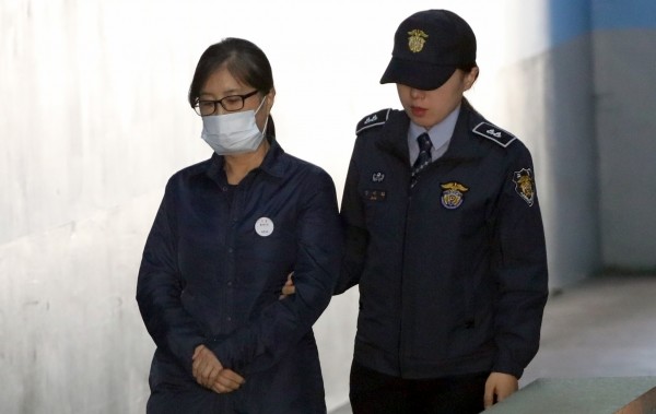 박근혜 정부 국정농단 사건의 주역인 '비선 실세' 최순실씨가 서울중앙지방법원에출석하고 있다.(사진=newsis)