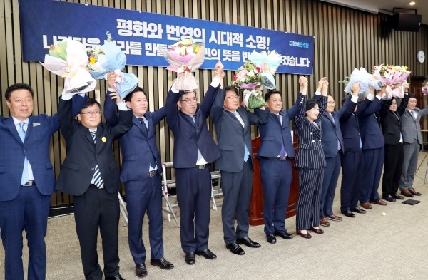 6.13 지방선거에서 유권자로부터 압도적인 지지를 받으며 압승한 더불어민주당 당선인들.(사진=newsis)