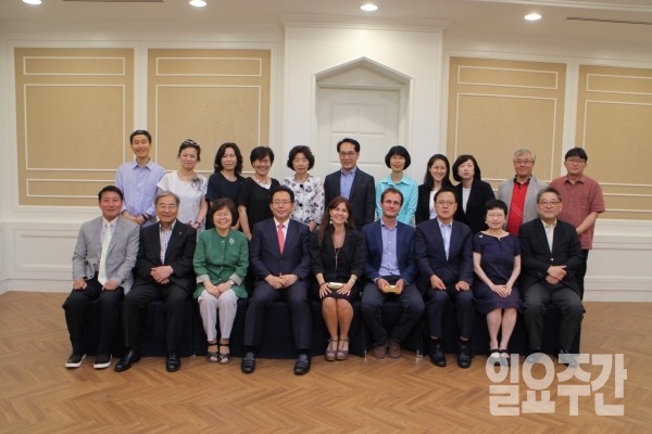 끼아라 루빅의 인간 사랑을 통한 일치의 정신 실현을 위한 국회 본청 간담회에 참석한 김성곤 국회사무총장, 이명수 의원, 한국 MPPU(일치를위한정치운동) 위원들과 포클라레 동아시아 대표 및 회원들이 실비아 교수 일행과 기념 촬영을 하고 있다.